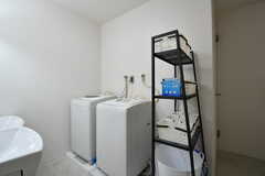 洗濯機は2台設置されています。奥はトイレです。(2020-02-19,共用部,LAUNDRY,1F)