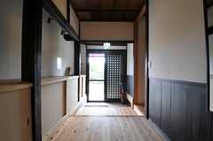 内部から見た玄関周りの様子。玄関ドアには網戸が付いています。(2013-10-10,周辺環境,ENTRANCE,1F)