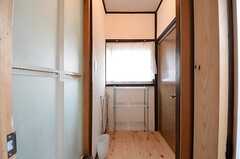 脱衣室の様子。右手のドアはトイレです。(2015-10-01,共用部,BATH,2F)