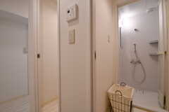 シャワールームが2室並んでいます。(2018-02-28,共用部,BATH,4F)