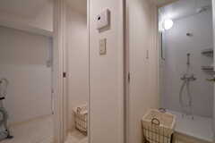 シャワールームが2室並んでいます。全フロア、シャワールームの脇に掃除機が置かれています。(2018-02-28,共用部,BATH,2F)