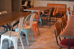 たくさんの種類の椅子が並んでいます。(2020-03-18,共用部,LIVINGROOM,1F)