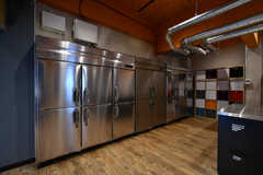 各部屋に冷蔵庫が設置されているため、共用の冷蔵庫は有料で使用できます。(2020-03-18,共用部,KITCHEN,1F)