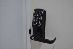 廊下のドアの鍵は、玄関と同じナンバー式のオートロックです。(2020-03-18,共用部,OTHER,1F)