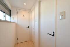 右手にトイレが2室、突き当たりにシャワールームがあります。(2020-03-18,共用部,OTHER,2F)