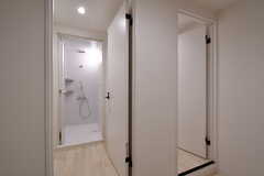 女性用シャワールームの様子。2室並んでいます。(2020-03-18,共用部,BATH,3F)