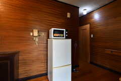 玄関前の冷蔵庫と電子レンジ。(2023-06-25,周辺環境,ENTRANCE,1F)