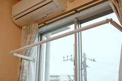 窓際には洗濯物用のポールハンガーが設置されています。（3001号室）(2015-11-25,専有部,ROOM,3F)