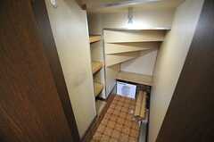 ホームペーカリーの対面には階段下の収納スペースがあります。部屋ごとに使える引き出し収納を置く予定との事。(2013-07-26,共用部,KITCHEN,1F)