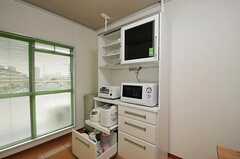食器棚にはキッチン家電も。ホームベーカリーもあります。(2010-12-21,共用部,KITCHEN,4F)