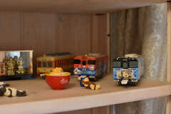 飾り棚には、玩具の電車が飾られています。(2017-10-17,共用部,OTHER,1F)