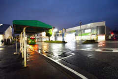 京成臼井駅前のバスロータリー。駅前からバスに乗ると、シェアハウスから徒歩2分のバス停に止まります。(2022-11-15,共用部,ENVIRONMENT,1F)