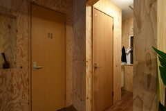 正面がバスルームのドア、左がトイレのドアです。右奥に洗面台があります。(2022-06-08,共用部,OTHER,1F)