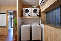 リビングの一角に洗濯機と乾燥機が設置されています。(2022-06-08,共用部,LAUNDRY,1F)