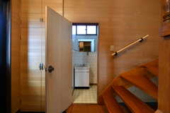 階段の横のドアの先は洗面台、洗面台の右手にトイレがあります。(2020-03-03,共用部,WASHSTAND,1F)