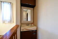 廊下に設置された洗面台。しっかりとした作りの鏡です。(2020-03-03,共用部,WASHSTAND,2F)
