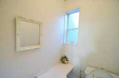 トイレの窓と鏡。(2012-12-10,共用部,TOILET,1F)