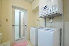 バスルームの手前には、洗濯機が2台、乾燥機が1台並んでいます。(2012-12-10,共用部,LAUNDRY,1F)