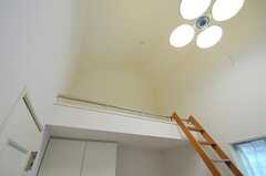 ロフト部分の天井は独特な設計になっています。（203号室）(2012-12-10,専有部,ROOM,2F)