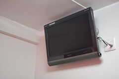 共用TVは天井近くに設置されています。(2018-04-24,共用部,TV,1F)