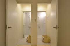 シャワールームの様子。右側は女性専用、左側が男女兼用です。(2015-10-22,共用部,BATH,1F)