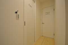 廊下の様子3。左手がトイレ、突き当たりがランドリールームです。(2015-10-22,共用部,OTHER,1F)