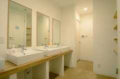 女性用の水まわり設備の様子。洗面台が4台、シャワールームが2室、バスルームが1室あります。(2013-07-09,共用部,OTHER,1F)
