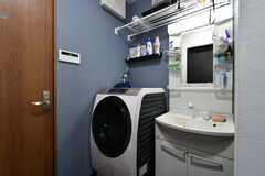 廊下に設置された洗面台とドラム式洗濯乾燥機の様子。(2024-03-14,共用部,LAUNDRY,1F)