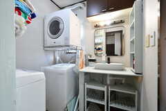 脱衣室の様子。洗面台と洗濯機、乾燥機が設置されています。(2021-11-08,共用部,WASHSTAND,1F)