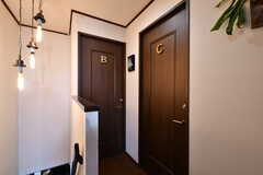 専有部のドア。部屋番号はアルファベットで表記されています。(2021-11-08,専有部,ROOM,2F)