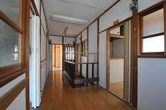 廊下の様子。専有部のドアの代わりにアコーディオンカーテンが付いています。(2011-03-26,専有部,ROOM,2F)