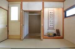 扉の奥にクローゼットと洗面台があります。（206号室）(2014-10-16,専有部,ROOM,2F)
