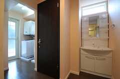 廊下に設置された洗面台の様子。ドアの先はトイレです。奥に洗濯機が見えます。(2012-03-16,共用部,OTHER,1F)