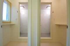 シャワールームは2つ並んでいます。(2012-03-16,共用部,BATH,2F)