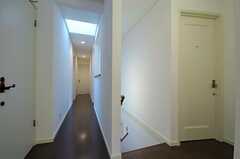 廊下の様子。階段脇のドアが206号室、左手に見切れているドアがトイレです。(2012-03-16,共用部,OTHER,2F)