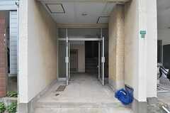 建物の入口。階段を使って上ります。(2014-07-12,周辺環境,ENTRANCE,1F)