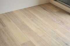 床は無垢材に見える塩ビタイルです。（403号室）(2014-07-12,専有部,ROOM,4F)