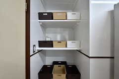 冷蔵庫脇には専有部ごとに食材などを保管するスペースが用意されています。(2022-04-27,共用部,KITCHEN,1F)