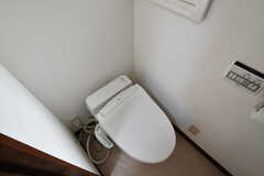男性専用のトイレ。ウォシュレット付きです。(2022-04-27,共用部,TOILET,1F)