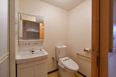 脱衣室の様子。トイレと洗面台が設置されています。（108号室）(2022-01-25,専有部,ROOM,1F)