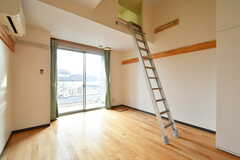専有部の様子4。屋根裏へ上がるはしごは、使用しないときに壁にかけておくこともできます。（112号室）(2022-01-25,専有部,ROOM,1F)