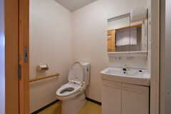 脱衣室の様子。トイレと洗面台が設置されています。（112号室）(2022-01-25,専有部,ROOM,1F)