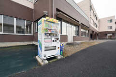 敷地内には自動販売機が設置されています。(2022-01-25,共用部,OTHER,1F)