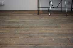 床には古材が敷き詰められています。（104号室）(2016-03-01,専有部,ROOM,1F)