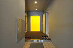 エントランスの様子。正面の黄色いスペースはシューズルームです。(2013-10-21,周辺環境,ENTRANCE,1F)