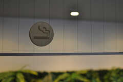 喫煙ルームのサイン。換気扇も設置されています。(2013-10-21,共用部,LAUNDRY,1F)