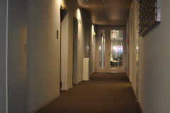 廊下の様子。専有部が並びます。(2013-10-21,共用部,OTHER,1F)