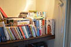 ソファ脇には様々なジャンルの本が置かれています。(2012-10-03,共用部,OTHER,1F)