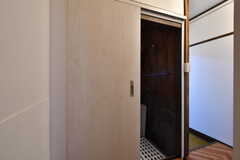 正面のドアはバスルームです。(2018-12-11,共用部,OTHER,1F)