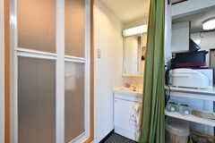 洗面台の様子。脱衣スペースはカーテンを閉めて確保します。(2020-12-17,共用部,KITCHEN,2F)